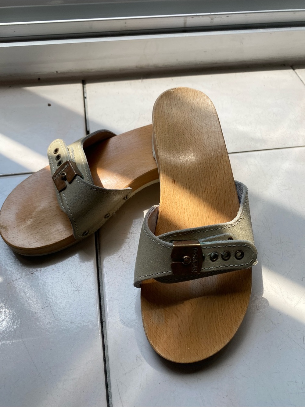 Dr. Scholl's Women's original wood and leather Sandal - Comfortable arch Footbed